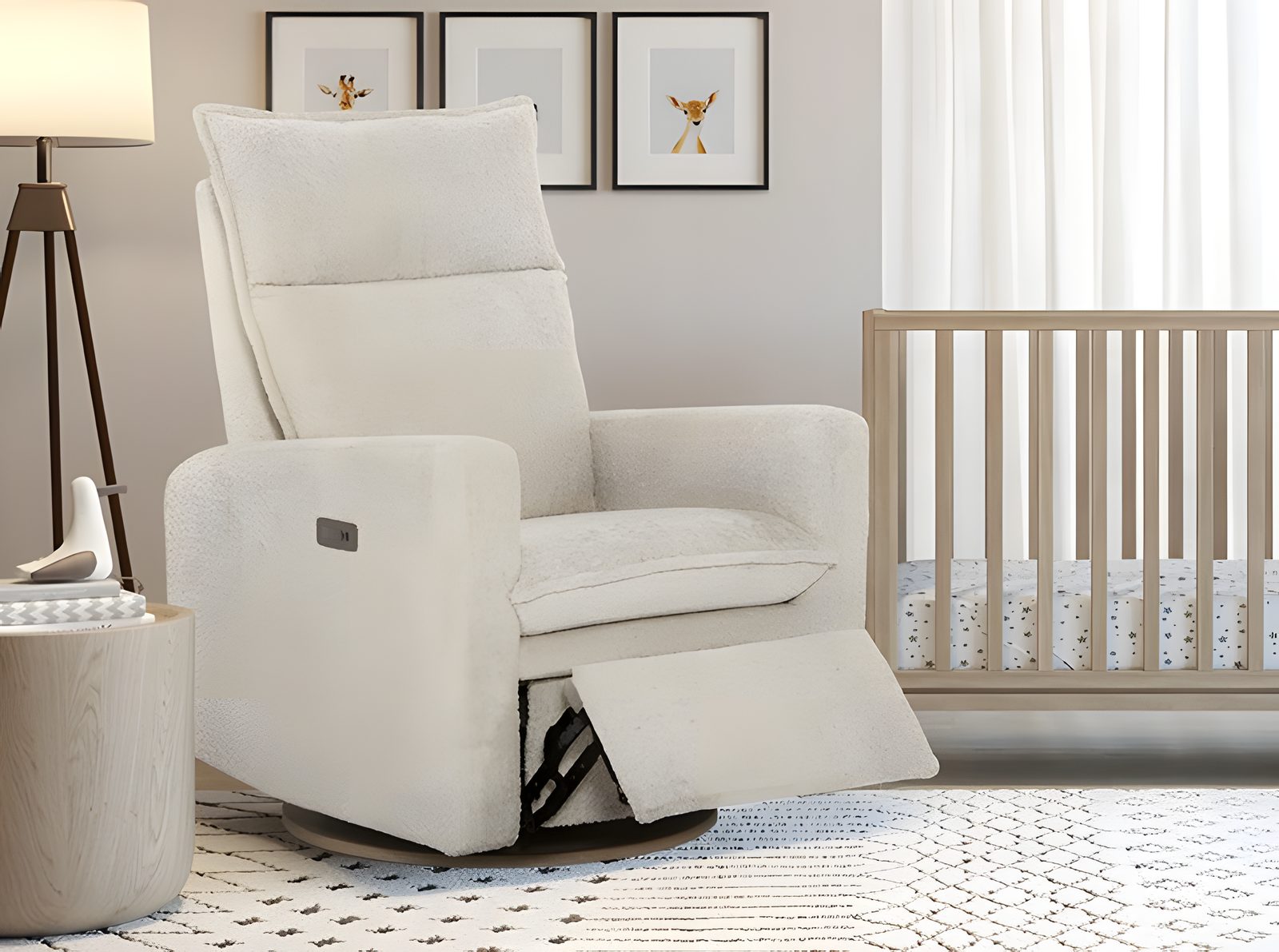 Le fauteuil berçant inclinable Jaymar BB en tissu blanc, à côté d'un lit de bébé en bois clair