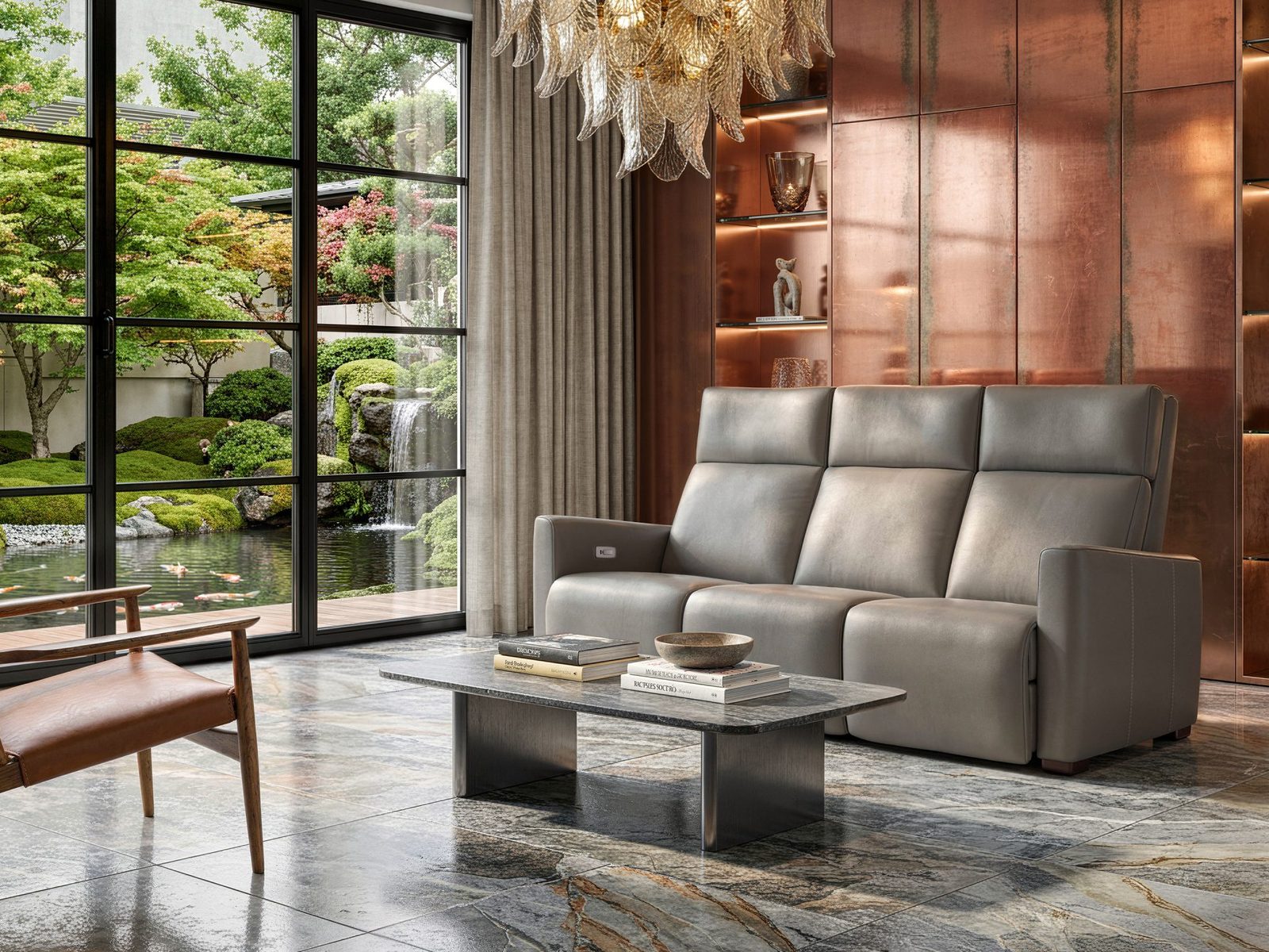 Le sofa George en cuir gris de la collection Zenith devant un mur bleu, coussins bleus et jaune, lampadaire noir